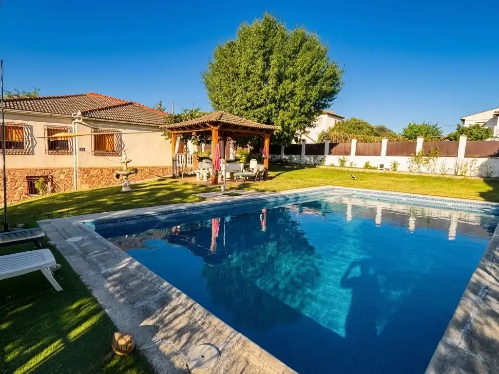 Casa o xalet en venda a Calle 8, 60, El Casar de Escalona Piscina de Casa o xalet en venda en El Casar de Escalona amb Aire condicionat, Calefacció i Jardí privat
