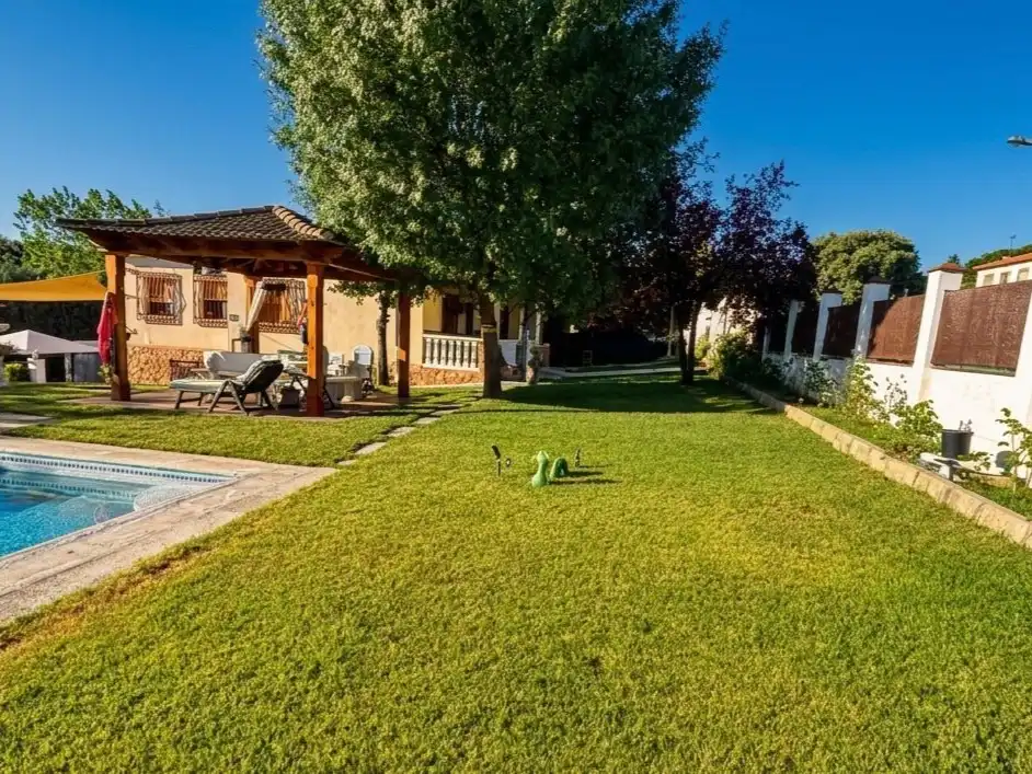 Casa o xalet en venda a Calle 8, 60, El Casar de Escalona Jardí de Casa o xalet en venda en El Casar de Escalona amb Aire condicionat, Calefacció i Jardí privat
