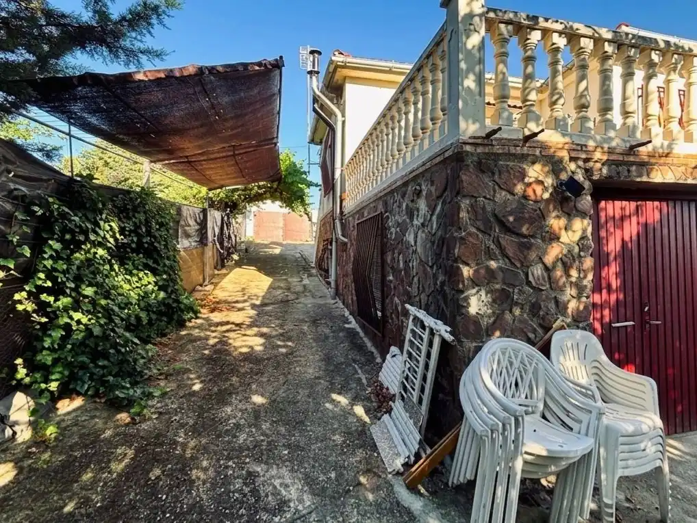 Casa o xalet en venda a Calle 8, 60, El Casar de Escalona Vista exterior de Casa o xalet en venda en El Casar de Escalona amb Aire condicionat, Calefacció i Jardí privat
