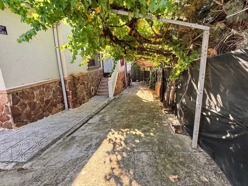 Casa o xalet en venda a Calle 8, 60, El Casar de Escalona Vista exterior de Casa o xalet en venda en El Casar de Escalona amb Aire condicionat, Calefacció i Jardí privat