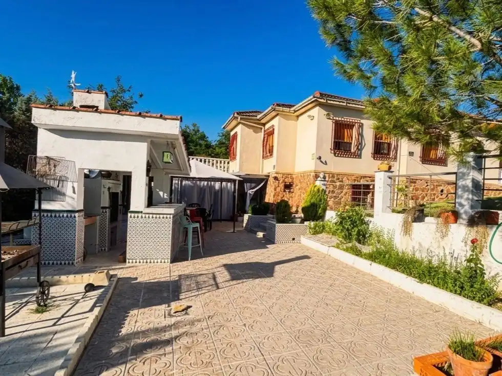 Casa o xalet en venda a Calle 8, 60, El Casar de Escalona Vista exterior de Casa o xalet en venda en El Casar de Escalona amb Aire condicionat, Calefacció i Jardí privat