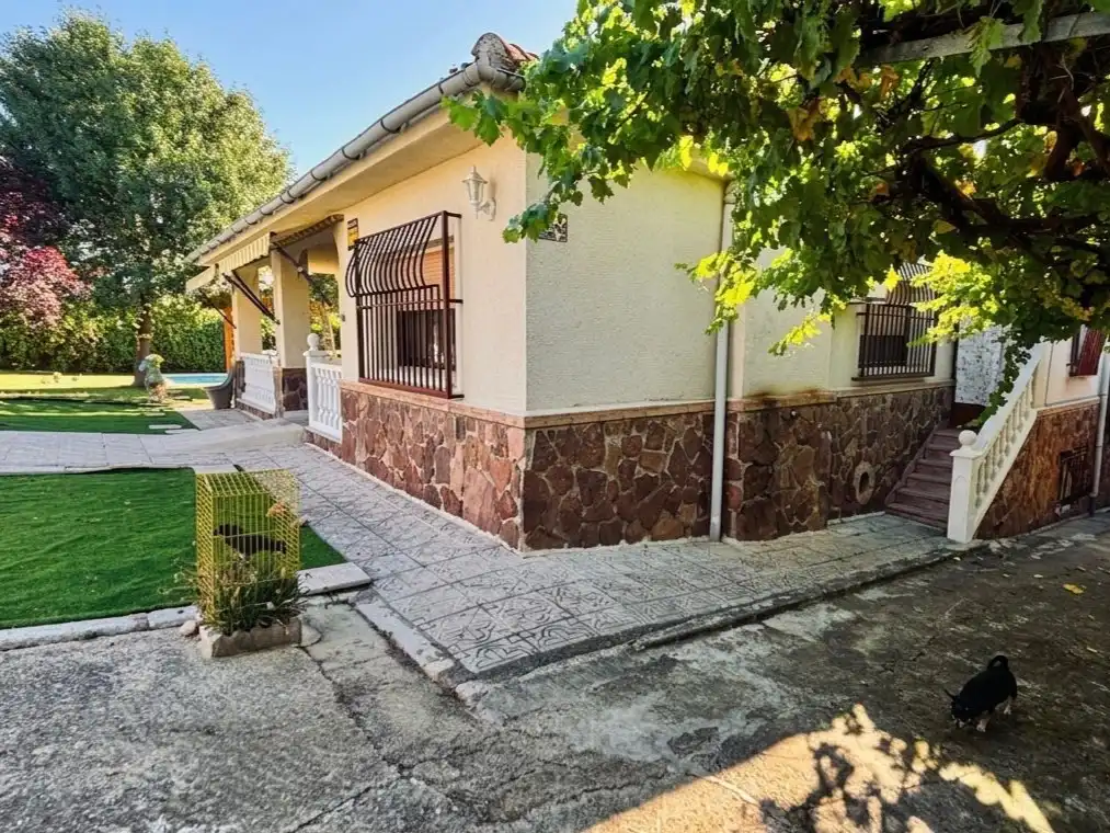 Casa o xalet en venda a Calle 8, 60, El Casar de Escalona Vista exterior de Casa o xalet en venda en El Casar de Escalona amb Aire condicionat, Calefacció i Jardí privat