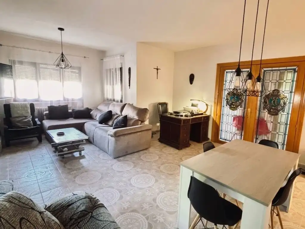 Casa o xalet en venda a Calle 8, 60, El Casar de Escalona Sala d'estar de Casa o xalet en venda en El Casar de Escalona amb Aire condicionat, Calefacció i Jardí privat