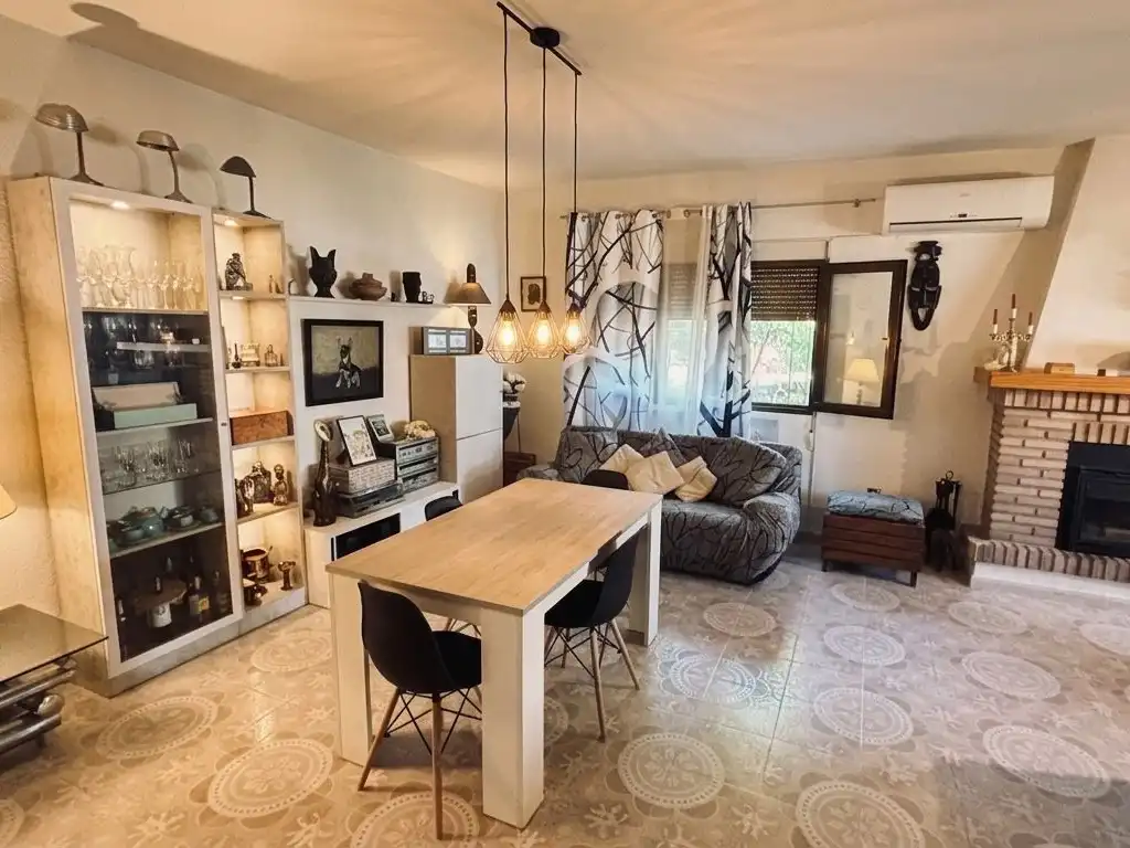 Casa o xalet en venda a Calle 8, 60, El Casar de Escalona Sala d'estar de Casa o xalet en venda en El Casar de Escalona amb Aire condicionat, Calefacció i Jardí privat