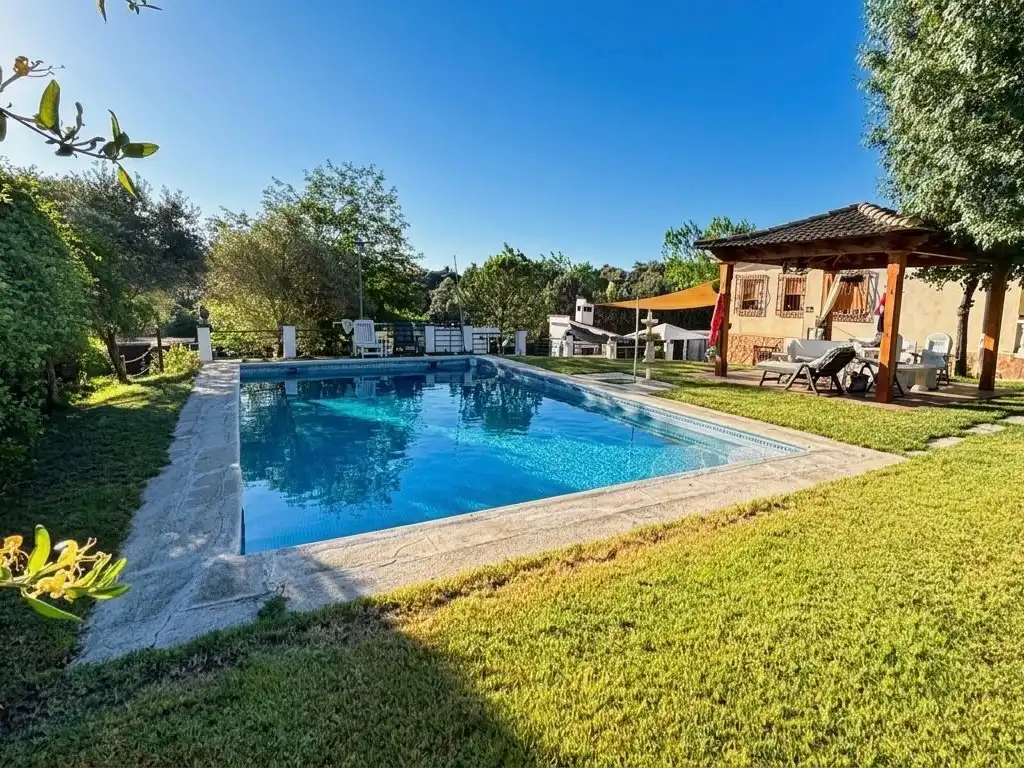 Casa o xalet en venda a Calle 8, 60, El Casar de Escalona Piscina de Casa o xalet en venda en El Casar de Escalona amb Aire condicionat, Calefacció i Jardí privat