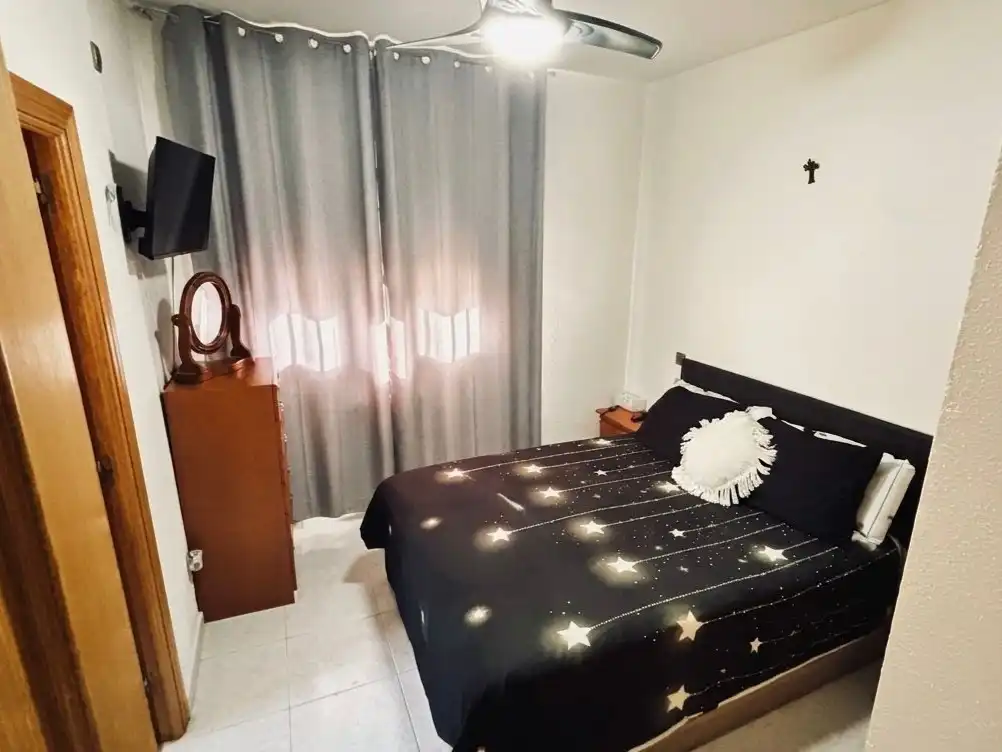 Casa o xalet en venda a Calle 8, 60, El Casar de Escalona Dormitori de Casa o xalet en venda en El Casar de Escalona amb Aire condicionat, Calefacció i Jardí privat