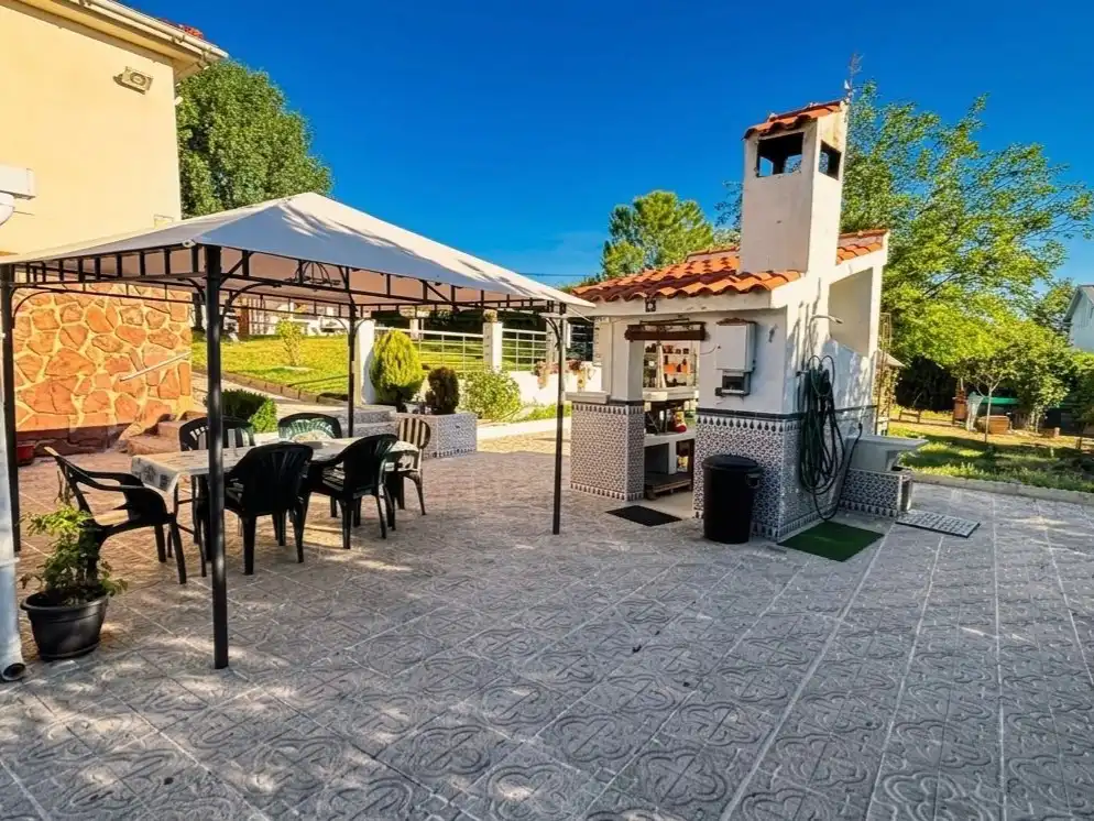 Casa o xalet en venda a Calle 8, 60, El Casar de Escalona Terrassa de Casa o xalet en venda en El Casar de Escalona amb Aire condicionat, Calefacció i Jardí privat