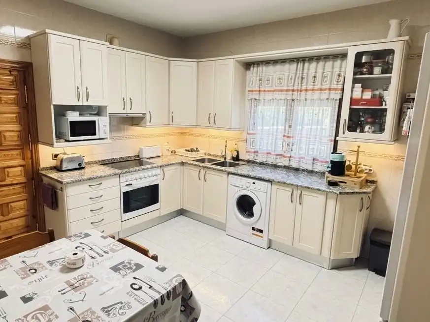 Casa o xalet en venda a Calle 8, 60, El Casar de Escalona Cuina de Casa o xalet en venda en El Casar de Escalona amb Aire condicionat, Calefacció i Jardí privat