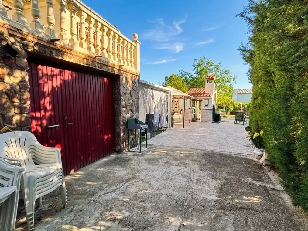 Casa o xalet en venda a Calle 8, 60, El Casar de Escalona Vista exterior de Casa o xalet en venda en El Casar de Escalona amb Aire condicionat, Calefacció i Jardí privat