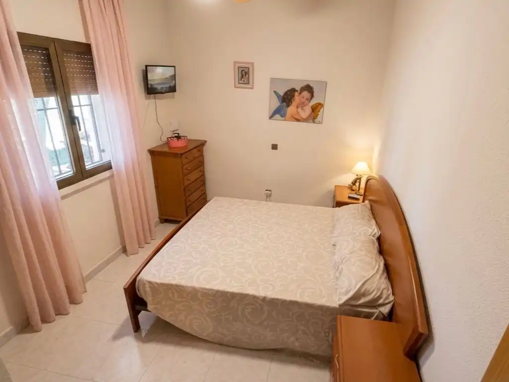 Casa o xalet en venda a Calle 8, 60, El Casar de Escalona Dormitori de Casa o xalet en venda en El Casar de Escalona amb Aire condicionat, Calefacció i Jardí privat