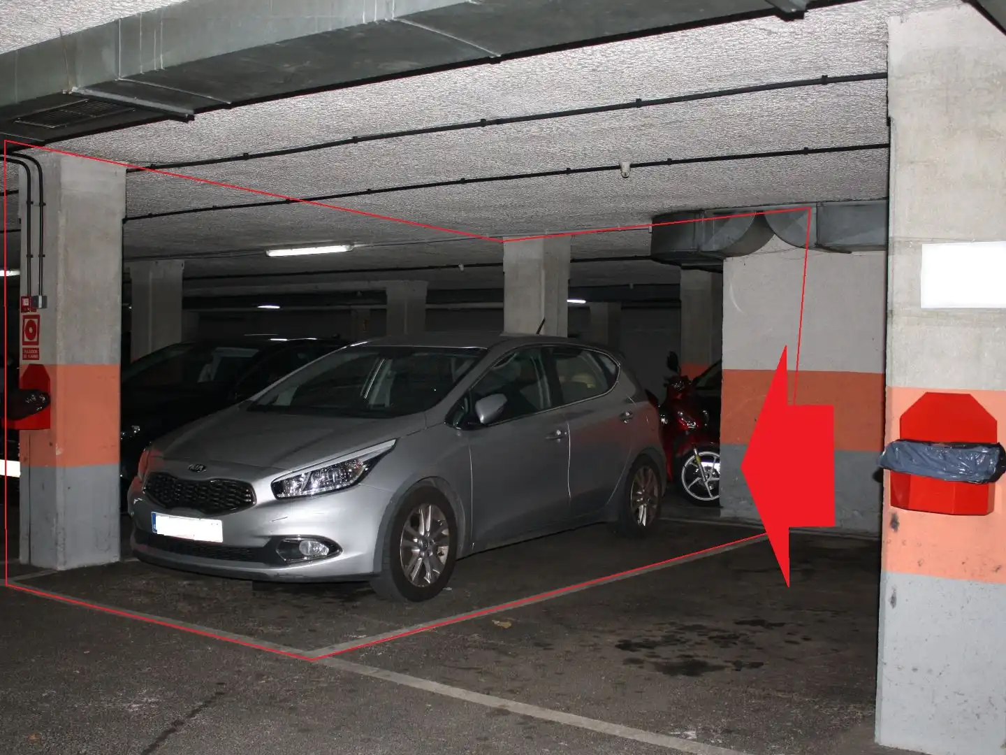 Piso en venta en Calle Tineo, 10, Oviedo Parking de Piso en venta en Oviedo