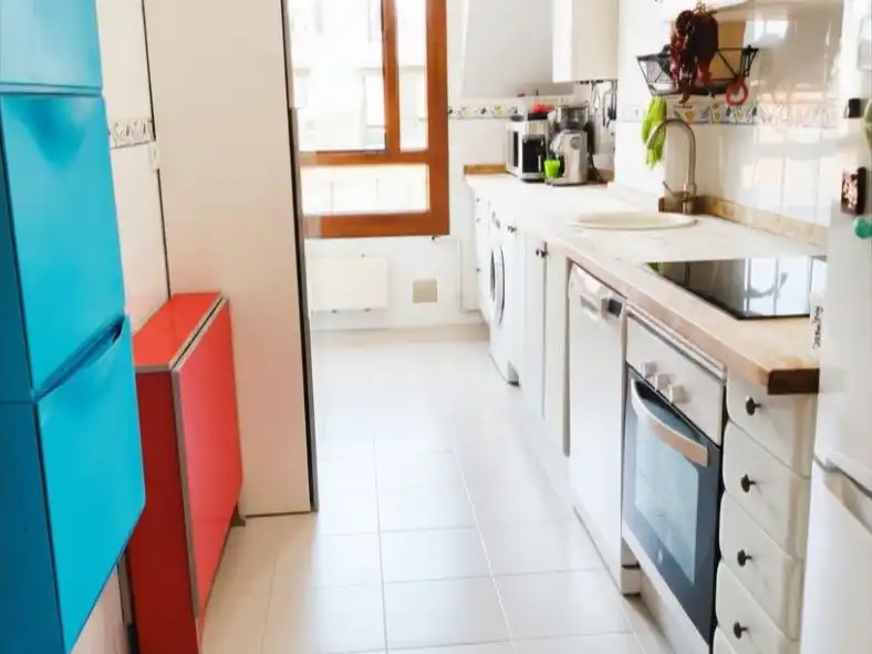Pis en venda a Calle Tineo, 10, Las Campas Cuina de Pis en venda en Oviedo amb Calefacció, Parquet i Traster