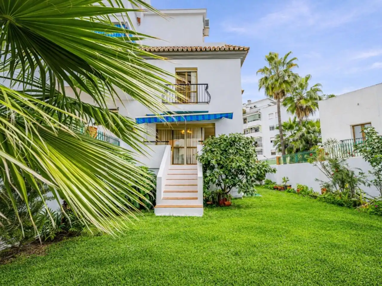 Einfamilien-Reihenhaus zum Verkauf in Calle Vicente Aleixandre, 1, Zona Calvario Außenansicht von Einfamilien-Reihenhaus zum Verkauf in Estepona mit Terrasse und Balkon