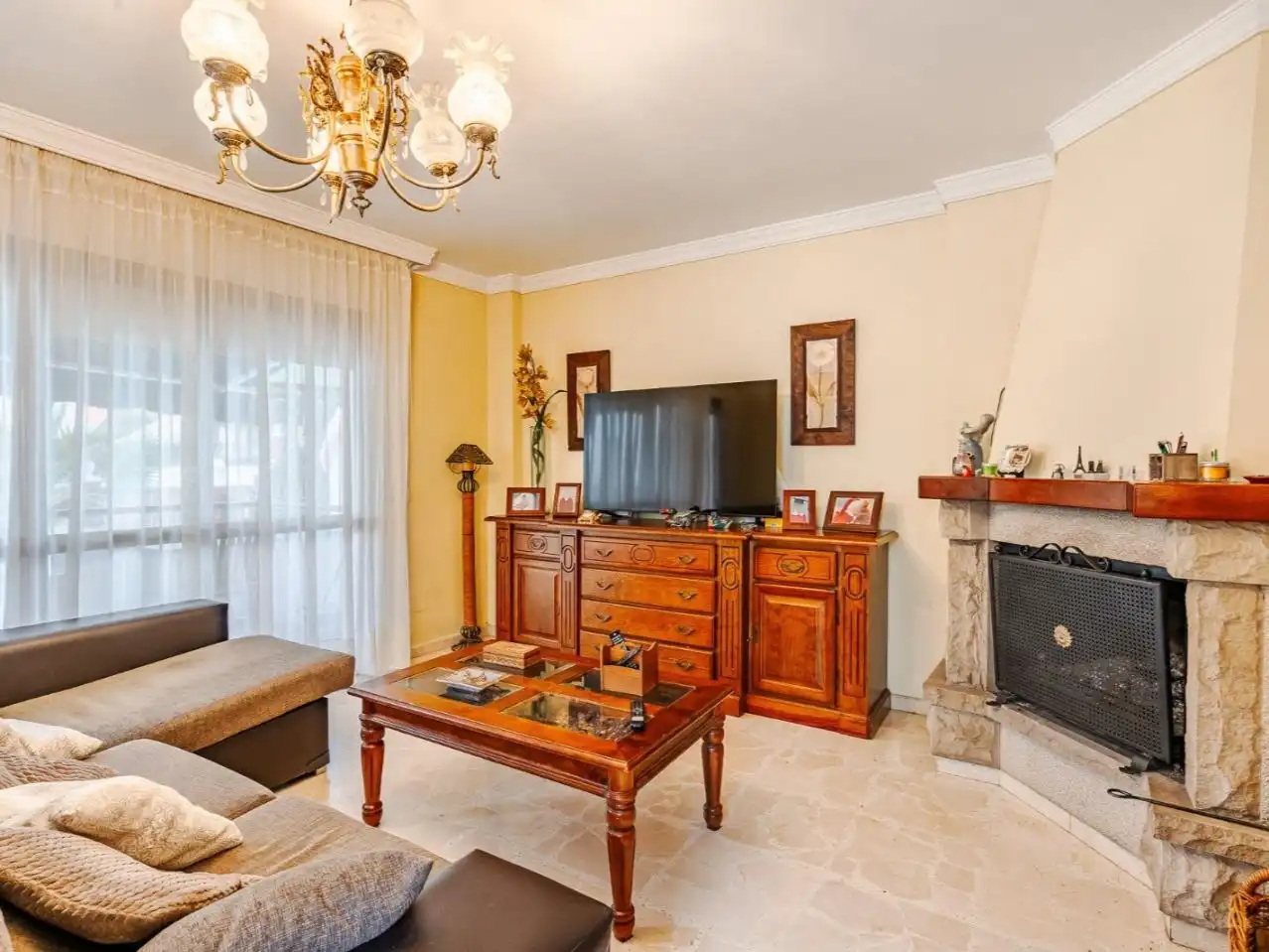Einfamilien-Reihenhaus zum Verkauf in Calle Vicente Aleixandre, 1, Zona Calvario Wohnzimmer von Einfamilien-Reihenhaus zum Verkauf in Estepona mit Terrasse und Balkon
