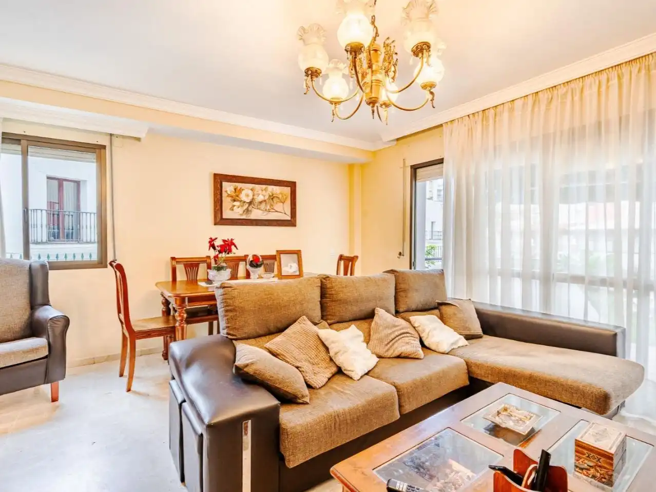 Einfamilien-Reihenhaus zum Verkauf in Calle Vicente Aleixandre, 1, Zona Calvario Wohnzimmer von Einfamilien-Reihenhaus zum Verkauf in Estepona mit Terrasse und Balkon