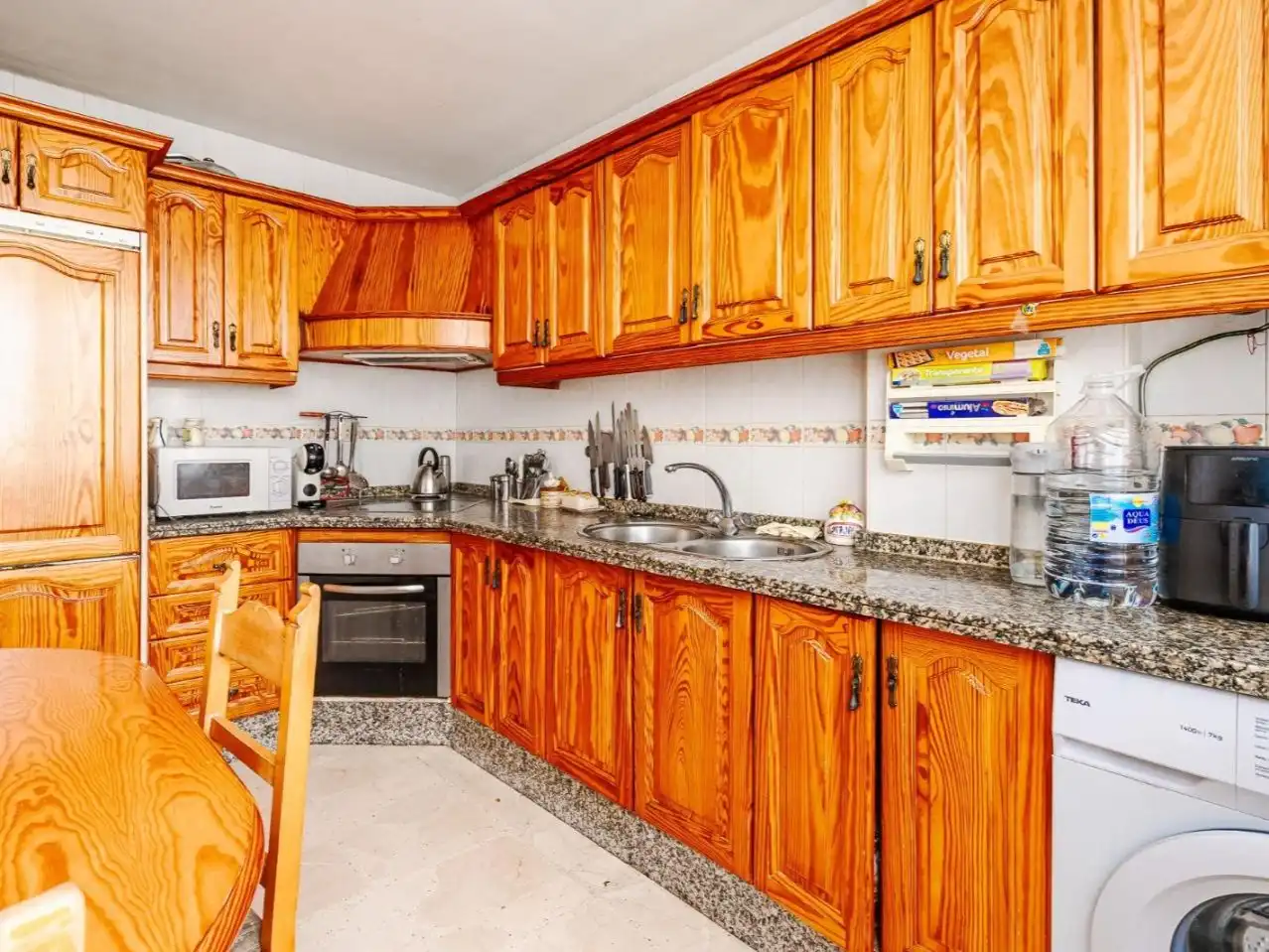 Einfamilien-Reihenhaus zum Verkauf in Calle Vicente Aleixandre, 1, Zona Calvario Küche von Einfamilien-Reihenhaus zum Verkauf in Estepona mit Terrasse und Balkon