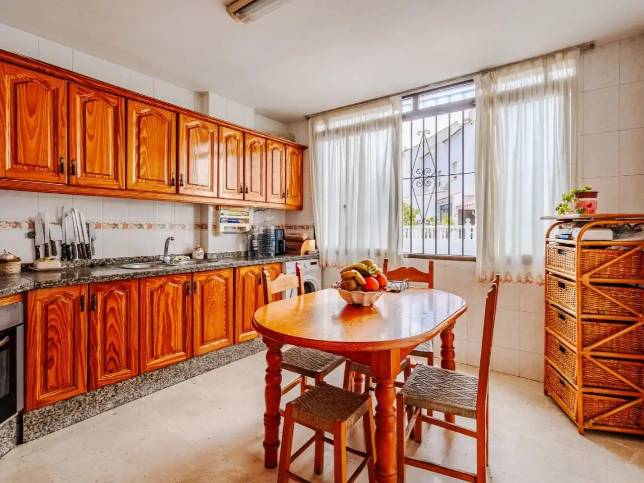 Einfamilien-Reihenhaus zum Verkauf in Calle Vicente Aleixandre, 1, Zona Calvario Küche von Einfamilien-Reihenhaus zum Verkauf in Estepona mit Terrasse und Balkon