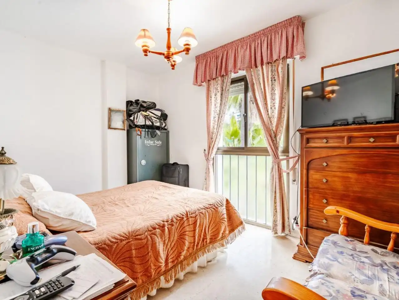 Einfamilien-Reihenhaus zum Verkauf in Calle Vicente Aleixandre, 1, Zona Calvario Schlafzimmer von Einfamilien-Reihenhaus zum Verkauf in Estepona mit Terrasse und Balkon