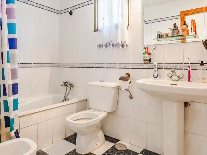 Einfamilien-Reihenhaus zum Verkauf in Calle Vicente Aleixandre, 1, Zona Calvario Badezimmer von Einfamilien-Reihenhaus zum Verkauf in Estepona mit Terrasse und Balkon