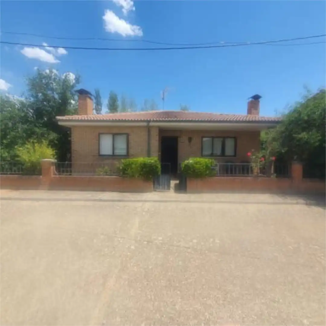 Vista exterior de Casa adosada de alquiler en Sotresgudo con Calefacción, Jardín privado y Terraza