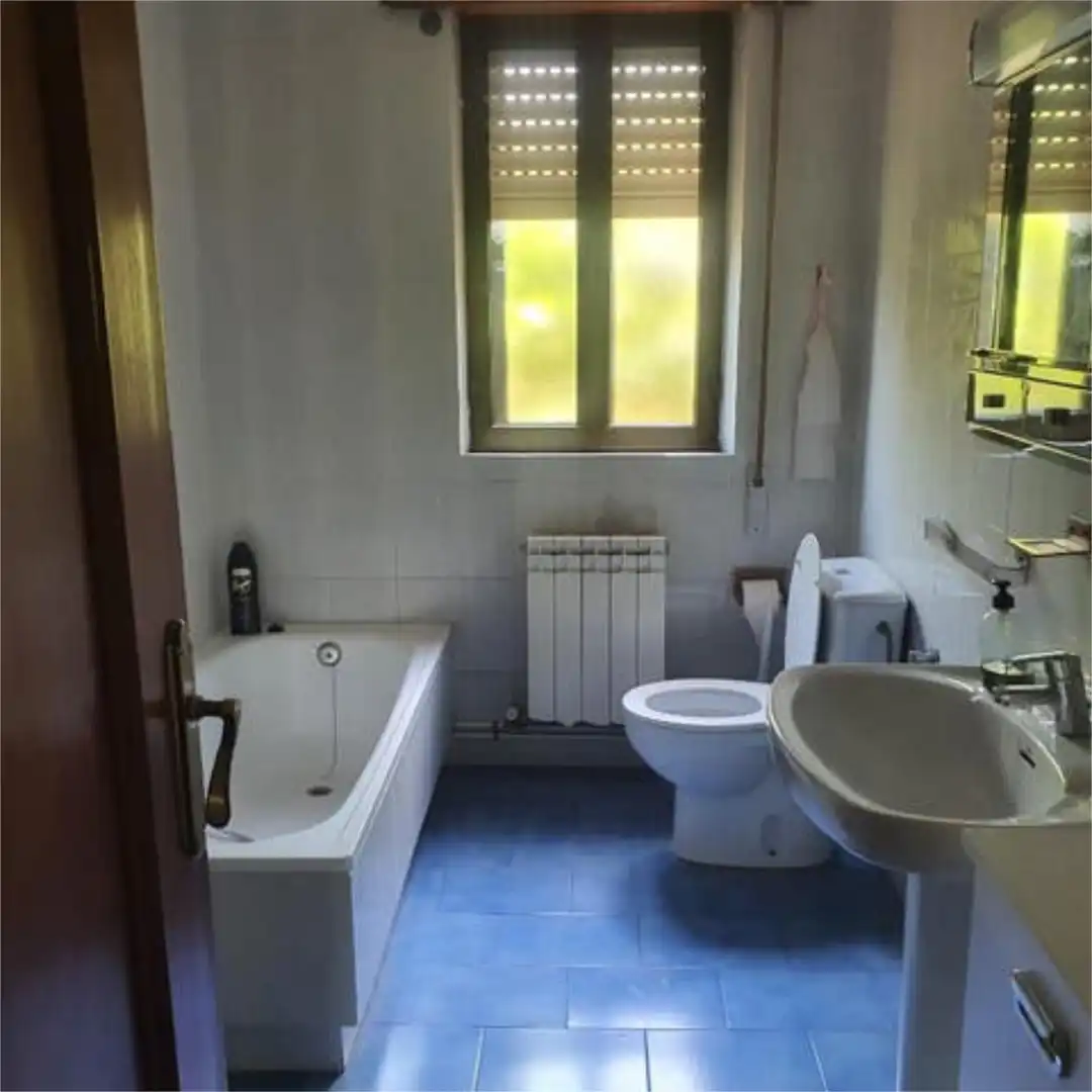Baño de Casa adosada de alquiler en Sotresgudo con Calefacción, Jardín privado y Terraza