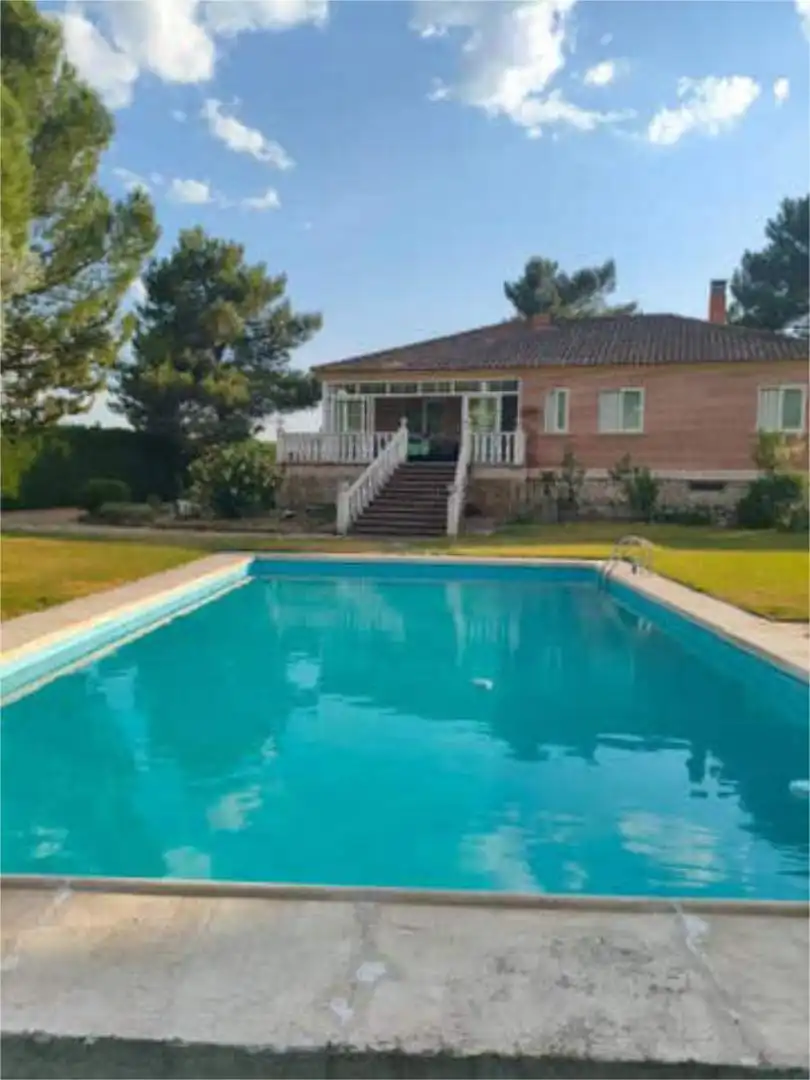 Casa adosada en venda a La Pedraja de Portillo Piscina de Casa adosada en venda en La Pedraja de Portillo amb Terrassa i Piscina