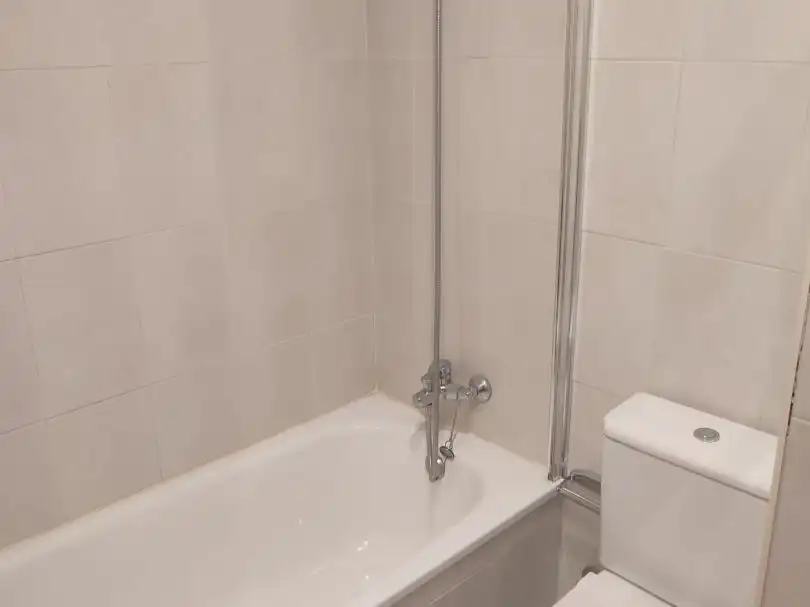 Flat for rent in Avenida de Ramón Nieto, 164, Lavadores Bathroom of Flat for rent in Vigo with Air Conditioner, Heating and Parquet flooring