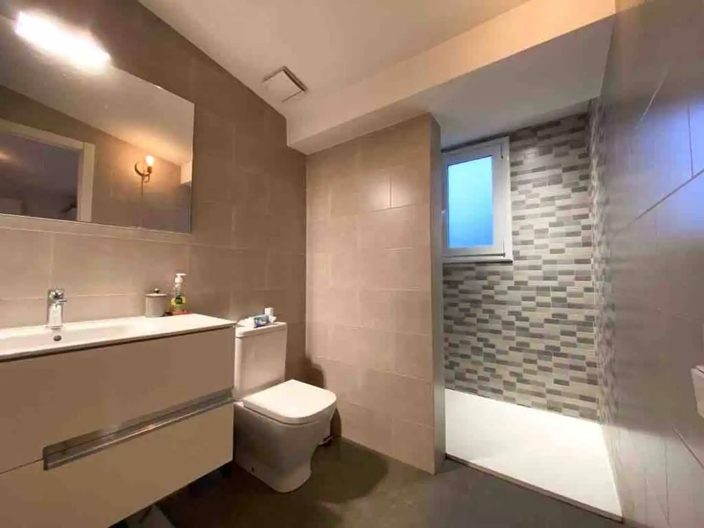 Bathroom of Flat for rent in Barcelona  with Air Conditioner, Heating and Parquet flooring