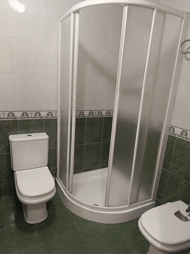Flat for rent in Rúa Falperra, 7, Falperra - Santa Lucía Bathroom of Flat for rent in A Coruña Capital with Furnished, Washing machine and Microwave