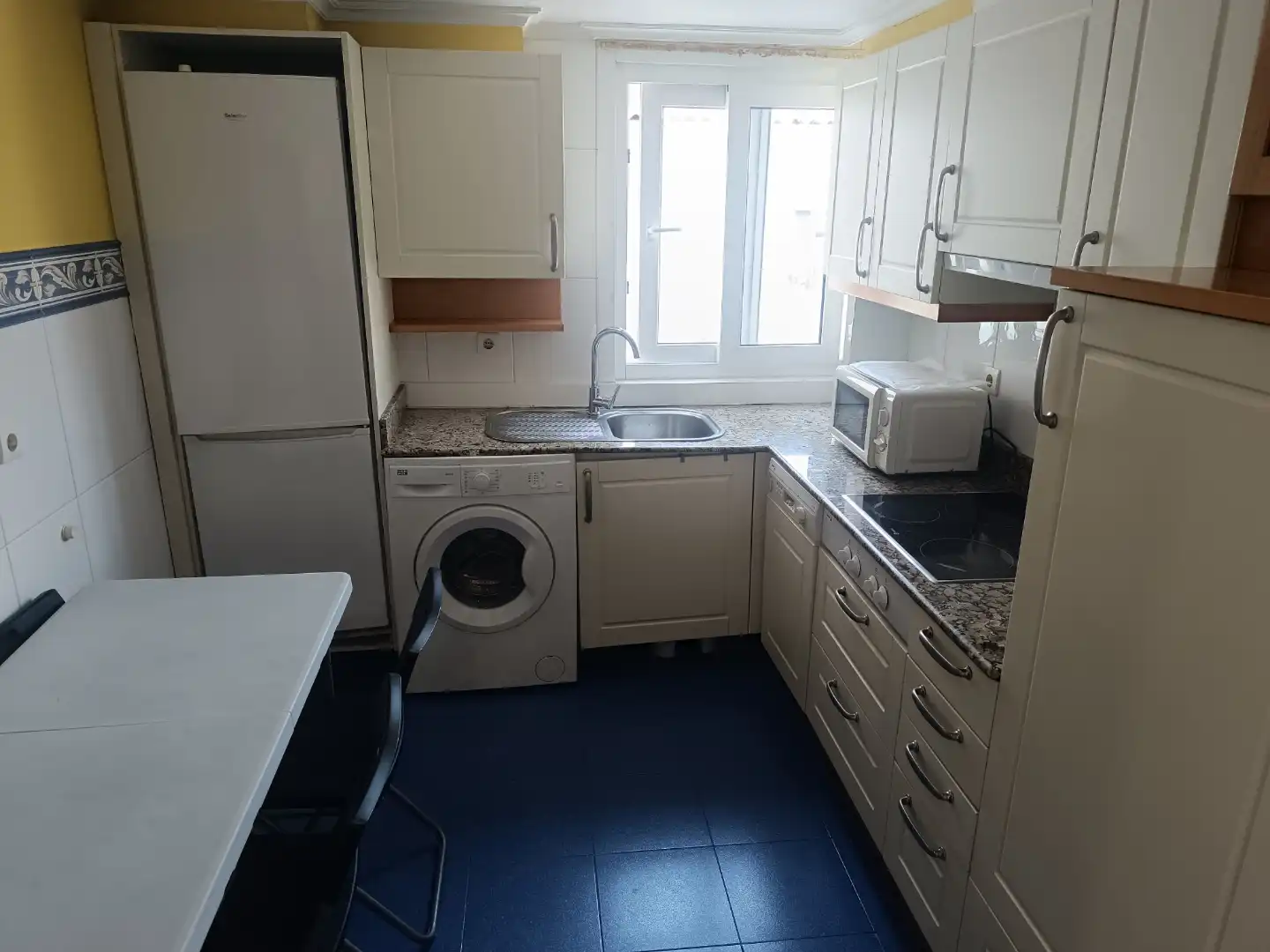 Flat for rent in Rúa Falperra, 7, Falperra - Santa Lucía Kitchen of Flat for rent in A Coruña Capital with Furnished, Washing machine and Microwave