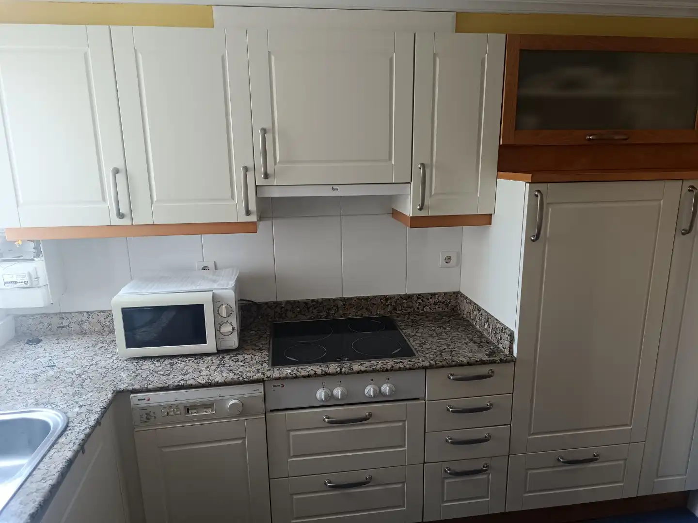 Flat for rent in Rúa Falperra, 7, Falperra - Santa Lucía Kitchen of Flat for rent in A Coruña Capital with Furnished, Washing machine and Microwave