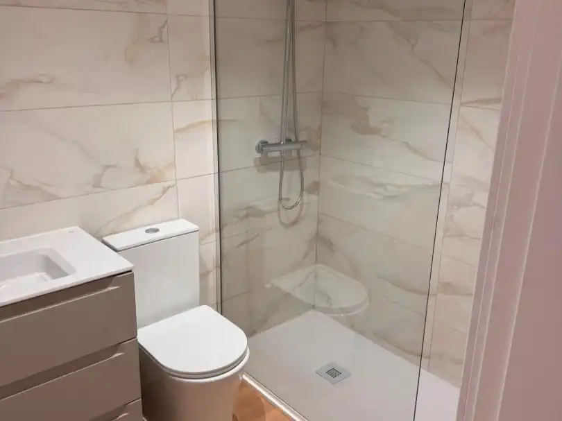 Wohnung zur Miete in Calle Pez Dorado, 18, Calvario Badezimmer von Wohnung zur Miete in Torremolinos mit Klimaanlage, Heizung und Parkett