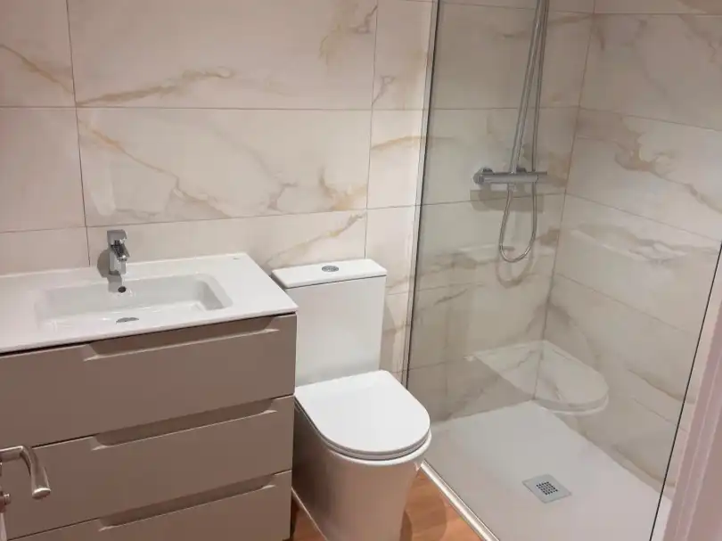 Wohnung zur Miete in Calle Pez Dorado, 18, Calvario Badezimmer von Wohnung zur Miete in Torremolinos mit Klimaanlage, Heizung und Parkett