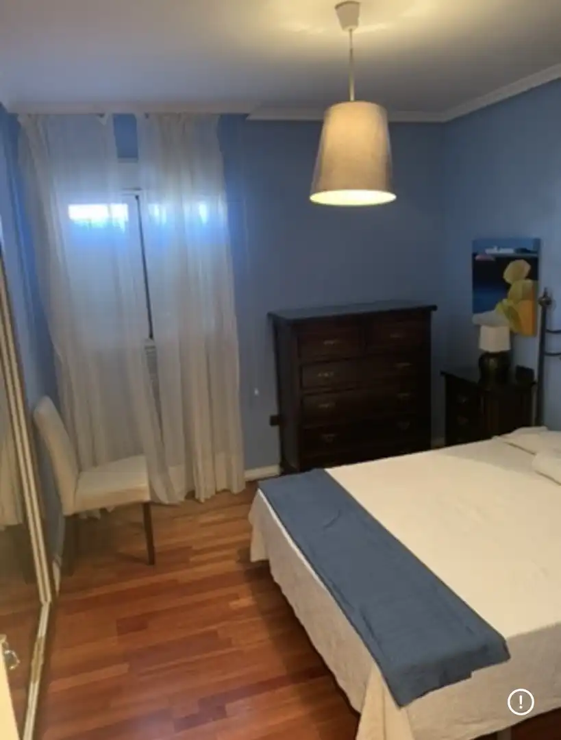 Pis de lloguer a Calle Cueva de Menga, 3, Urbadiez - Entrepuentes Dormitori de Pis de lloguer en Sevilla amb Aire condicionat, Calefacció i Jardí privat