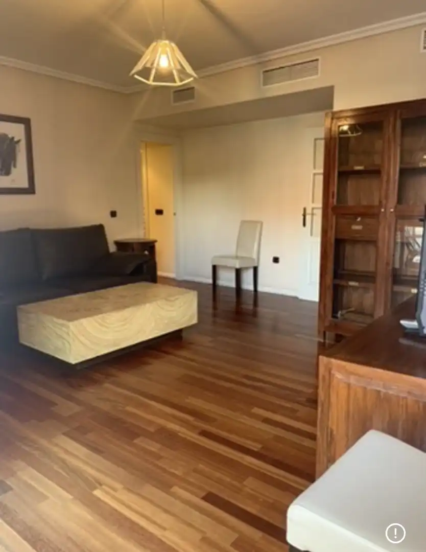 Pis de lloguer a Calle Cueva de Menga, 3, Urbadiez - Entrepuentes Sala d'estar de Pis de lloguer en Sevilla amb Aire condicionat, Calefacció i Jardí privat