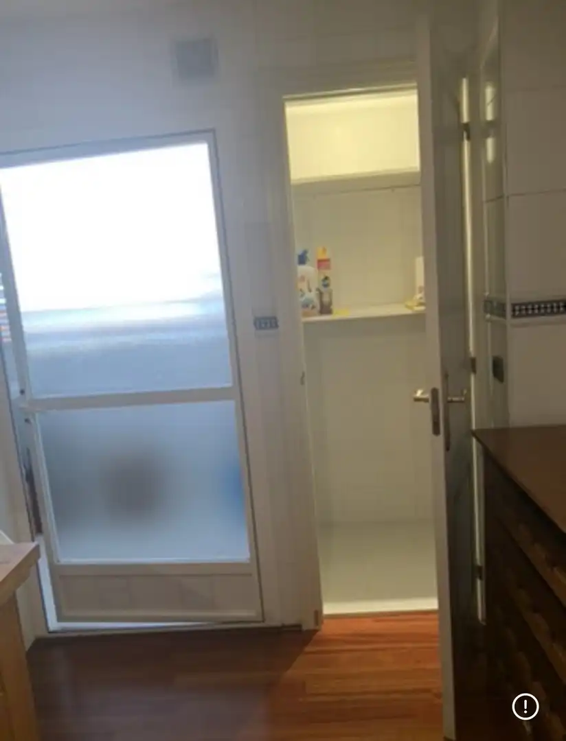 Pis de lloguer a Calle Cueva de Menga, 3, Urbadiez - Entrepuentes Bany de Pis de lloguer en Sevilla amb Aire condicionat, Calefacció i Jardí privat