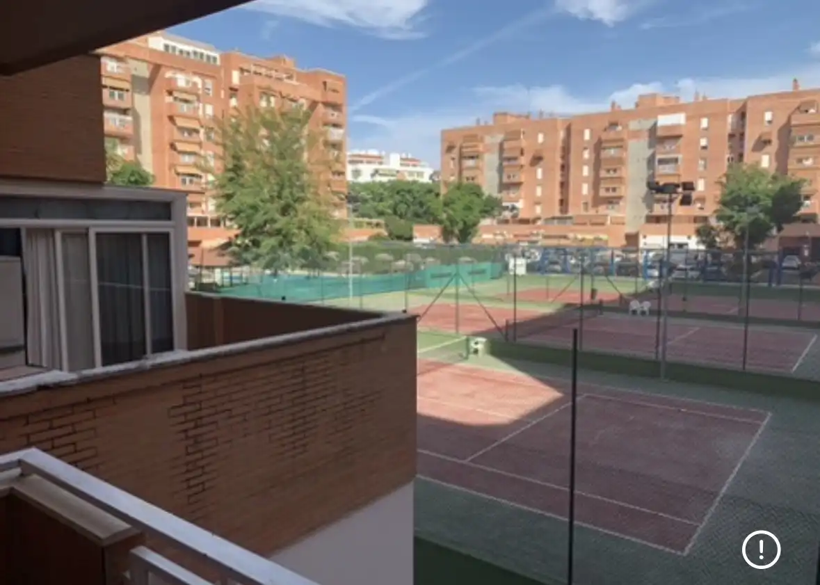 Pis de lloguer a Calle Cueva de Menga, 3, Urbadiez - Entrepuentes Terrassa de Pis de lloguer en Sevilla amb Aire condicionat, Calefacció i Jardí privat