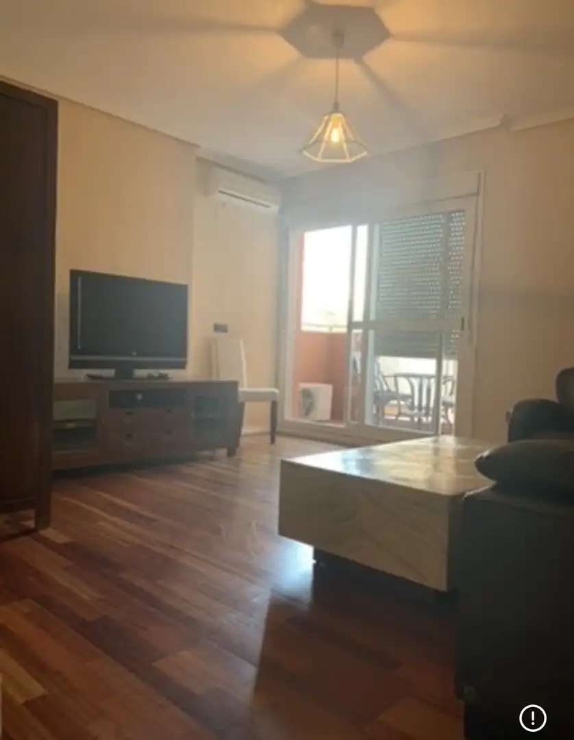 Pis de lloguer a Calle Cueva de Menga, 3, Urbadiez - Entrepuentes Sala d'estar de Pis de lloguer en Sevilla amb Aire condicionat, Calefacció i Jardí privat