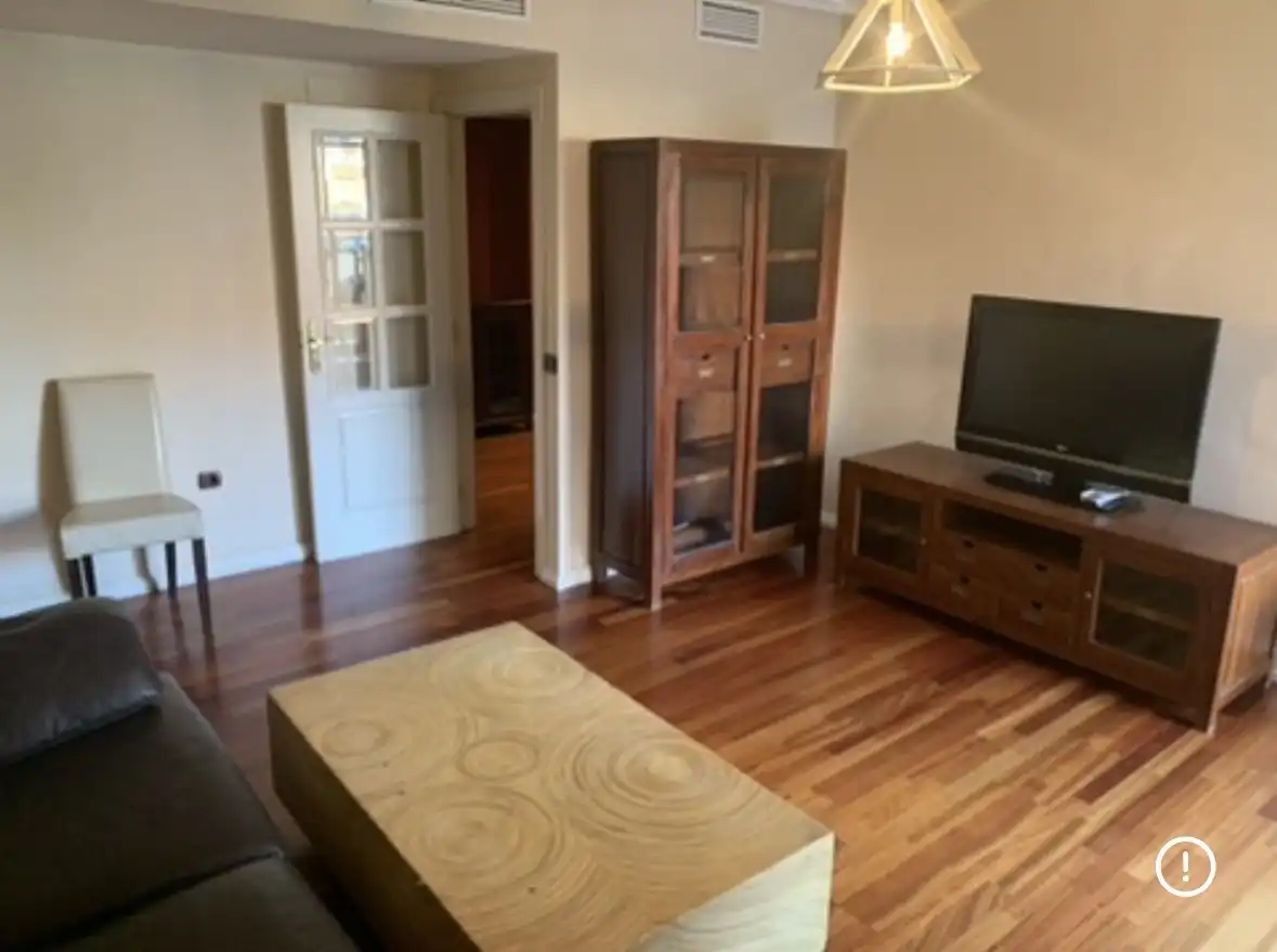 Pis de lloguer a Calle Cueva de Menga, 3, Urbadiez - Entrepuentes Sala d'estar de Pis de lloguer en Sevilla amb Aire condicionat, Calefacció i Jardí privat