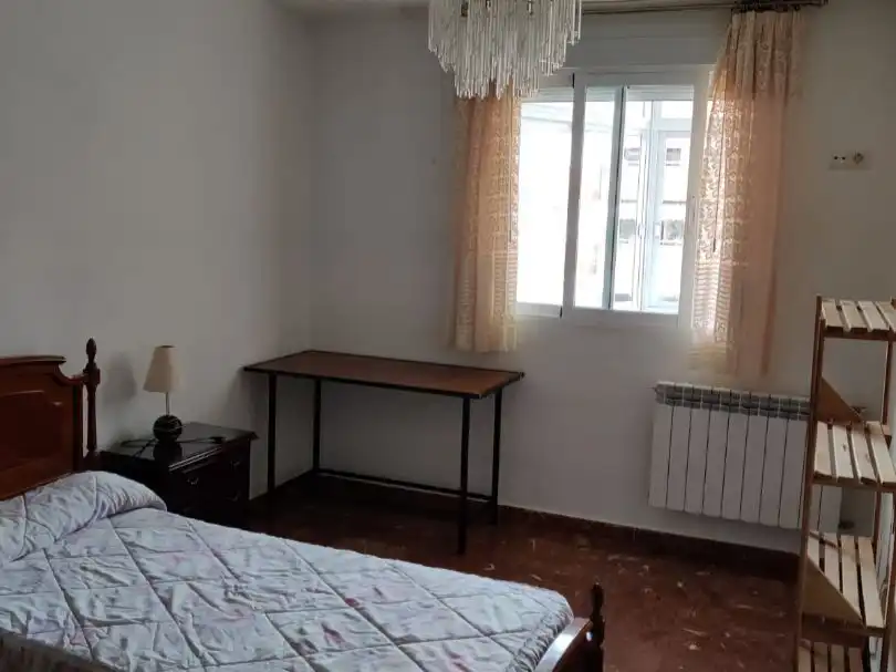 Habitació a Avenida de Andalucía, 43, Hospital Dormitori de Pis per a compartir en Jaén amb Aire condicionat, Calefacció i Terrassa