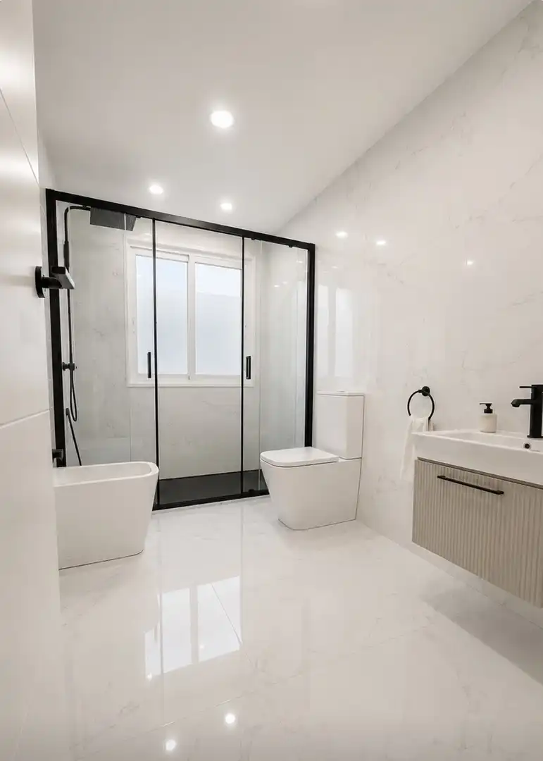 Wohnung zum Verkauf in Urbanizacion UR1, 66, Centro Badezimmer von Wohnung zum Verkauf in Alhaurín El Grande mit Klimaanlage, Privatgarten und Schwimmbad
