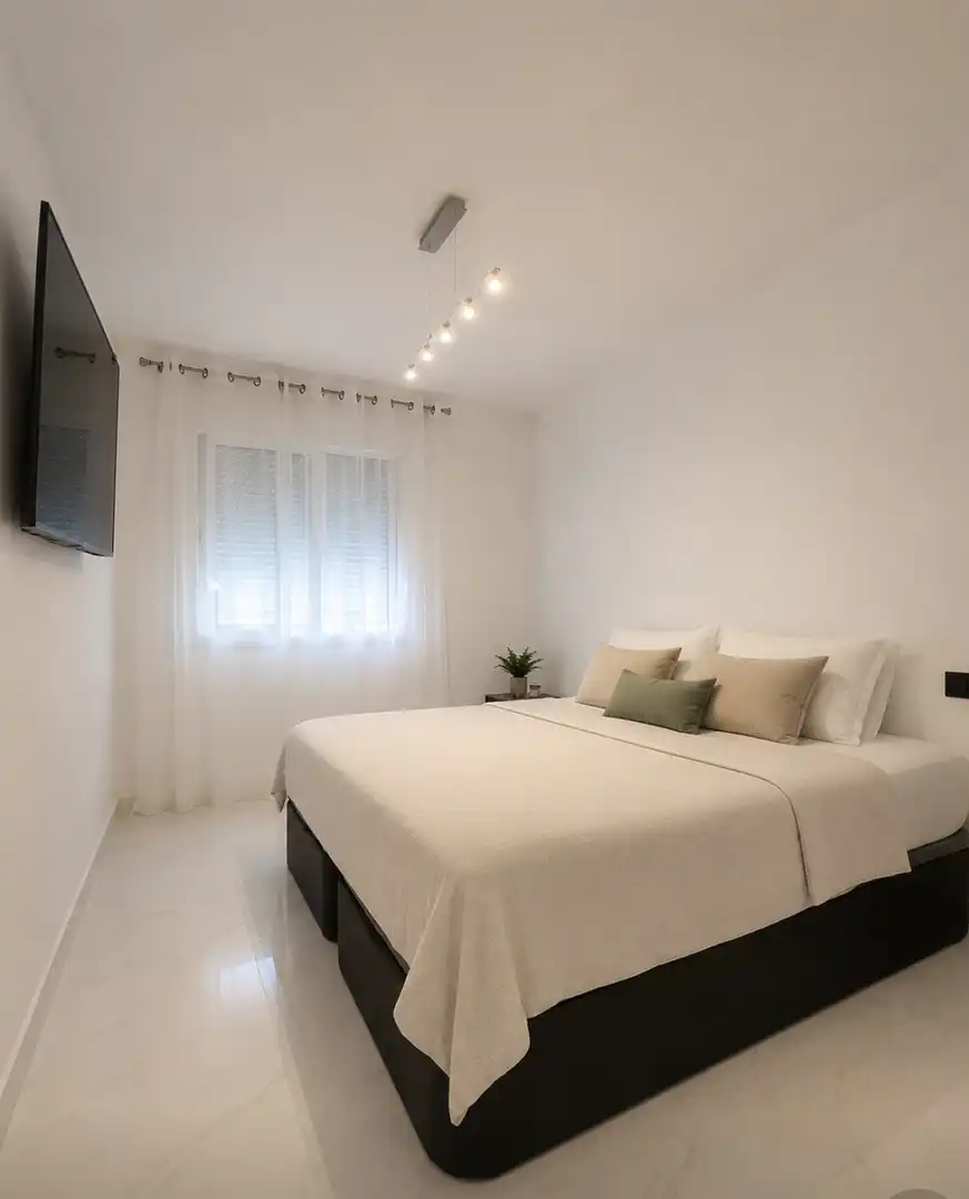Wohnung zum Verkauf in Urbanizacion UR1, 66, Centro Schlafzimmer von Wohnung zum Verkauf in Alhaurín El Grande mit Klimaanlage, Privatgarten und Schwimmbad