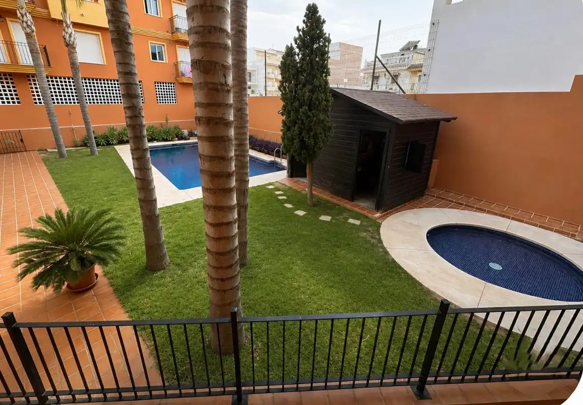 Wohnung zum Verkauf in Urbanizacion UR1, 66, Centro Schwimmbecken von Wohnung zum Verkauf in Alhaurín El Grande mit Klimaanlage, Privatgarten und Schwimmbad