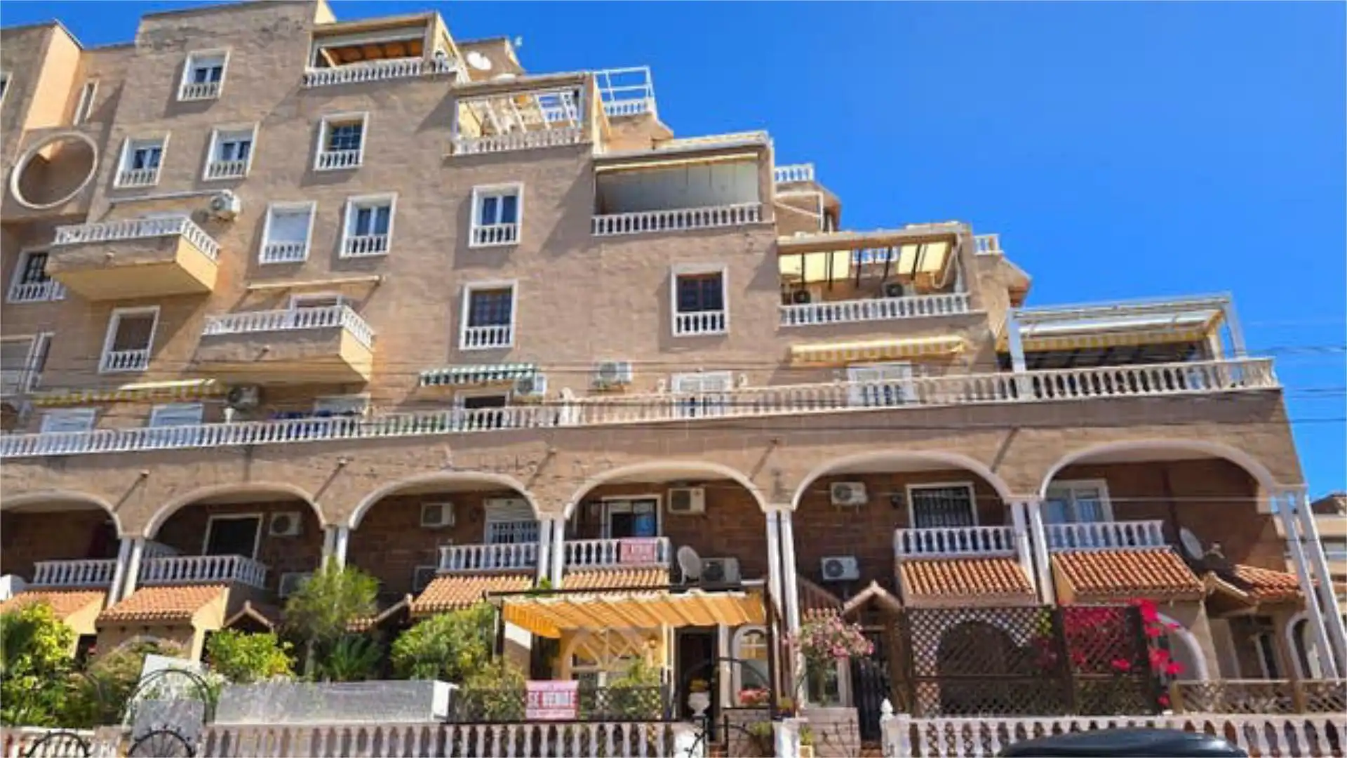 Houses for sale in Punta Prima Exterior view of Houses for sale in Torrevieja with Terrace and Swimming Pool