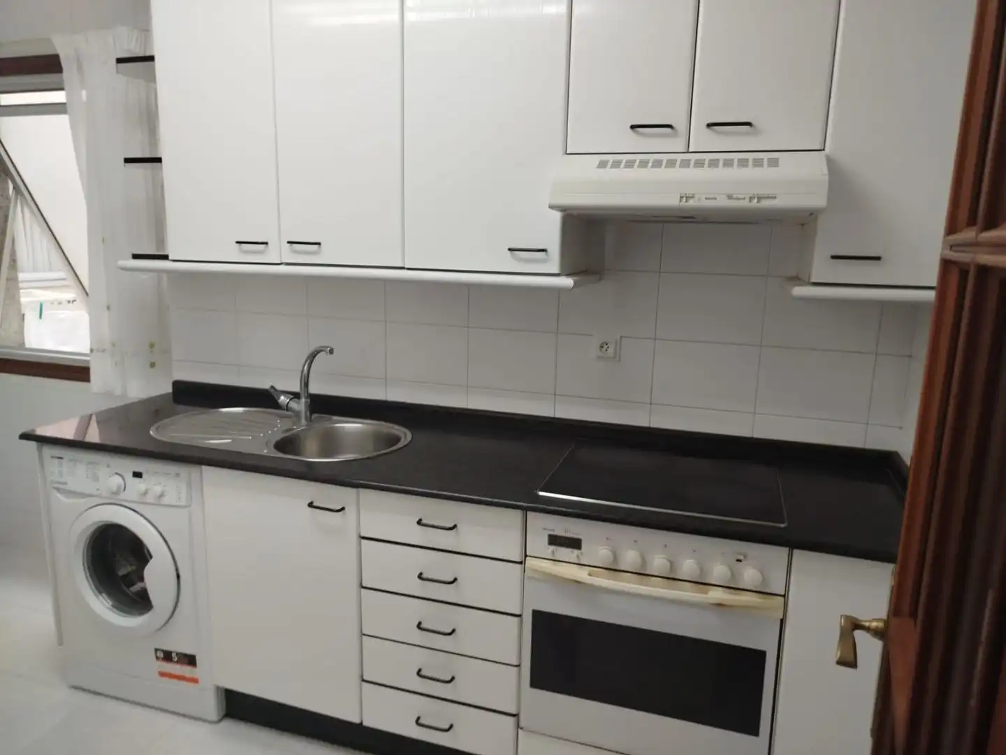 Flat for rent in Rúa Alcalde Jaime Hervada, 17, Agra del Orzán - Ventorrillo Kitchen of Flat for rent in A Coruña Capital with Parquet flooring, Furnished and Video intercom