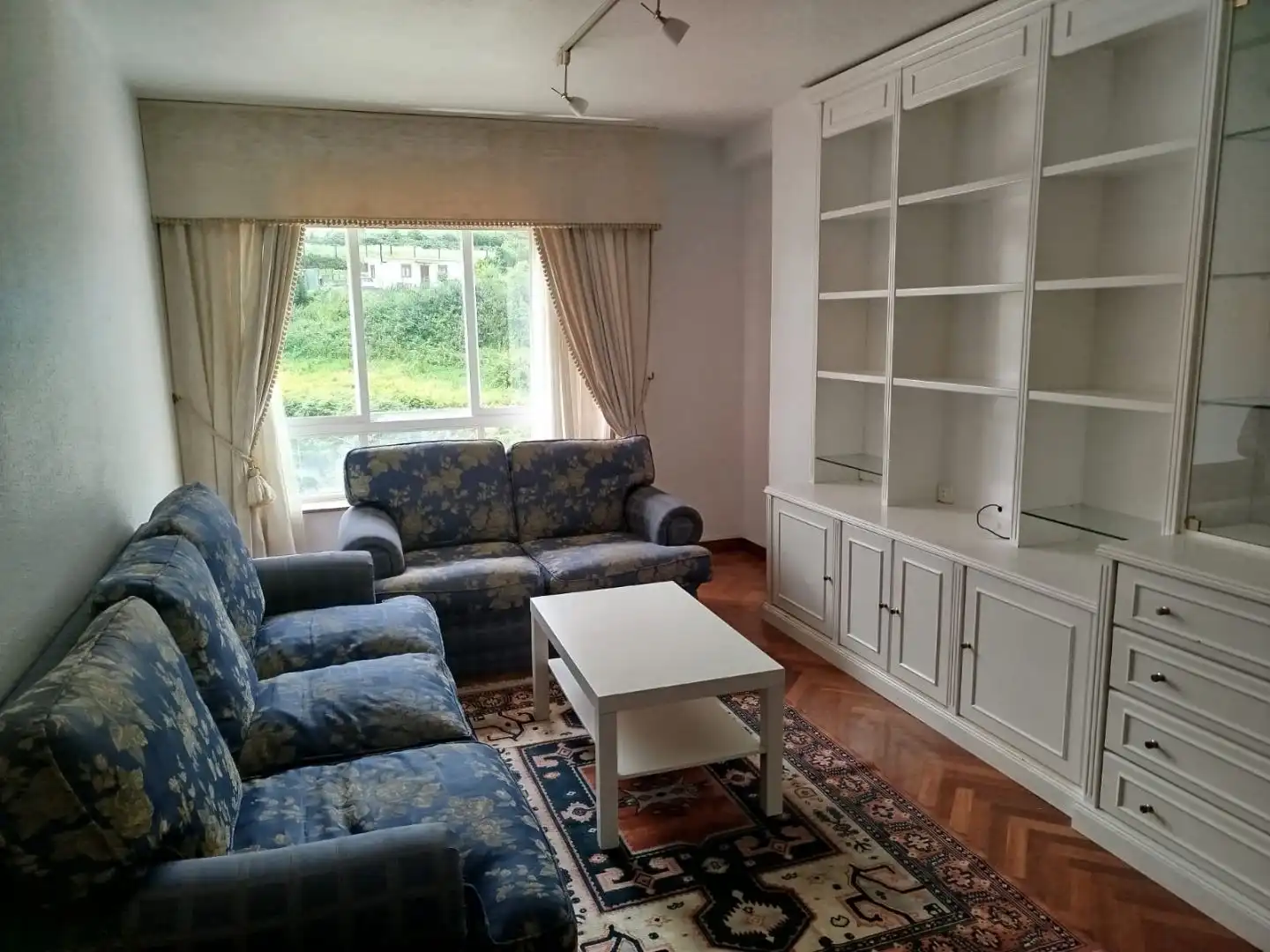 Flat for rent in Rúa Alcalde Jaime Hervada, 17, Agra del Orzán - Ventorrillo Living room of Flat for rent in A Coruña Capital with Parquet flooring, Furnished and Video intercom