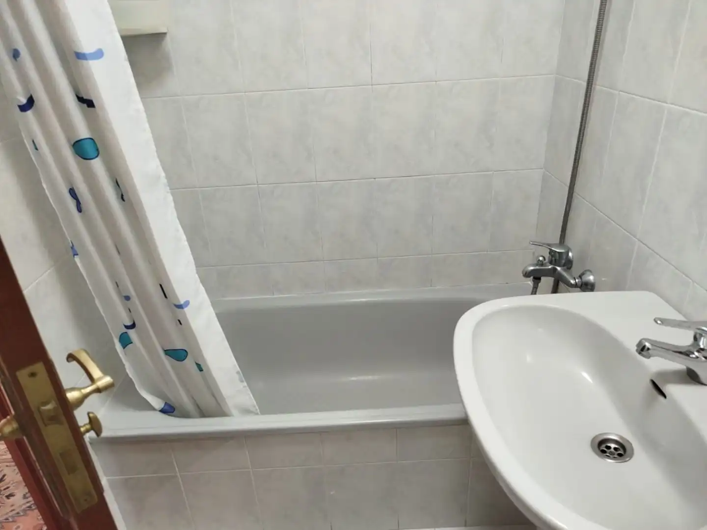 Flat for rent in Rúa Alcalde Jaime Hervada, 17, Agra del Orzán - Ventorrillo Bathroom of Flat for rent in A Coruña Capital with Parquet flooring, Furnished and Video intercom