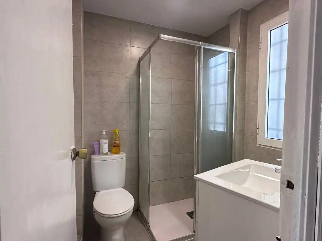 Piso en venta en Carrer Sidi-Ifni, 11, Nou Alacant Baño de Piso en venta en Alicante / Alacant con Aire acondicionado, Terraza y Amueblado