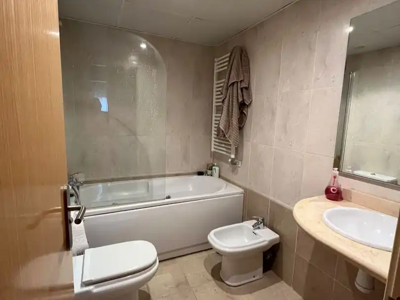 Piso de alquiler en Calle Marqués de Larios, 46, Cascajos - Piqueras Baño de Piso de alquiler en Logroño con Aire acondicionado, Calefacción y Piscina