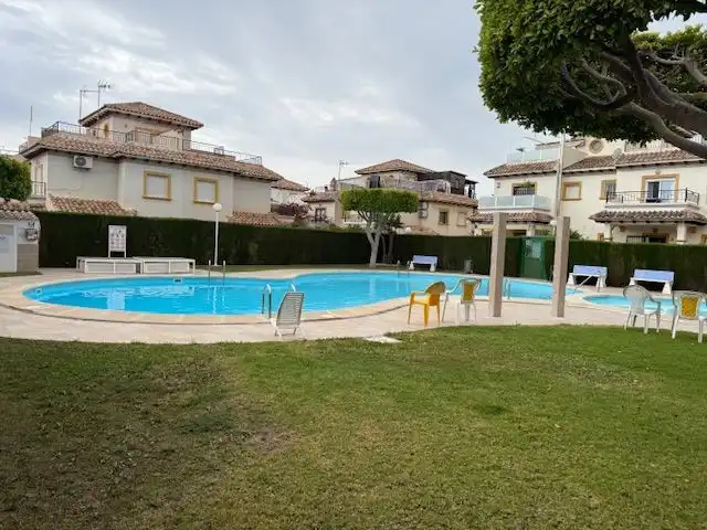 Casa adosada en venta en Calle Torre, 9, Zeniamar - Horizonte - La Campana Piscina de Casa adosada en venta en Orihuela con Aire acondicionado, Jardín privado y Terraza